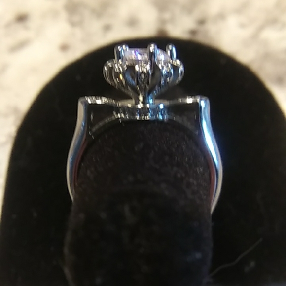 1.20 CT Moissanite .925 adjustable ring - Picture 2 of 3